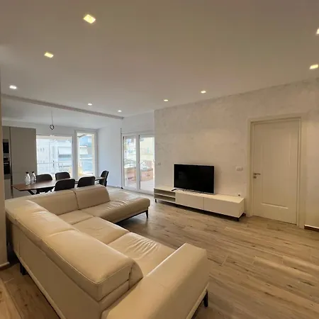 Front 2br Apartment