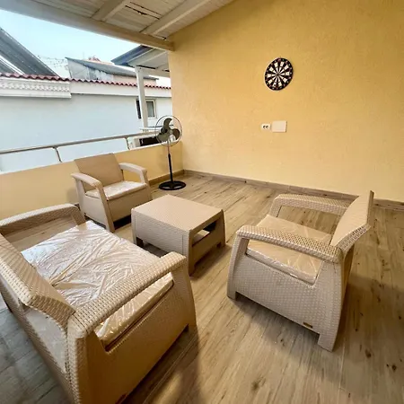 Front 2br Apartment *