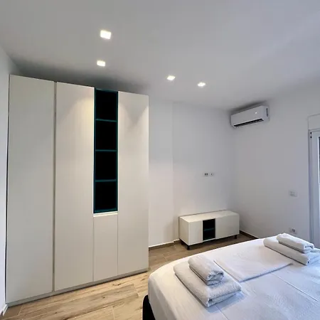 Front 2br Apartment *