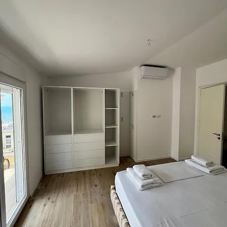 Front 2br Apartment *