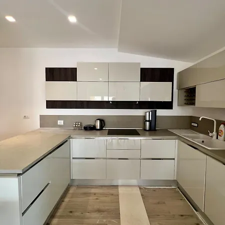 Apartment Front 2br *